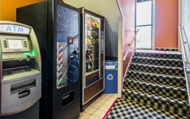 Econo Lodge Junction City I-70 Near Fort Riley