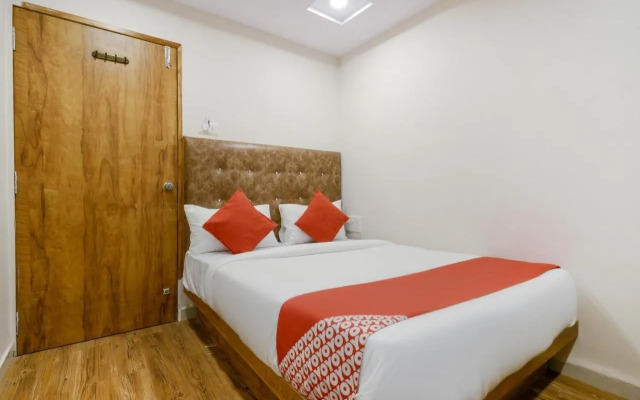 OYO 70998 Hotel Safari Inn