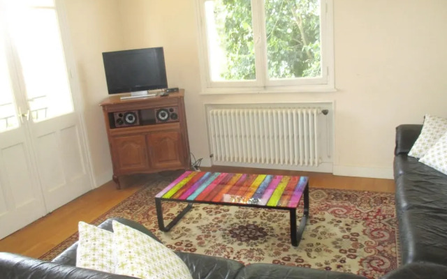 House With 4 Bedrooms in Charnay-lès-mâcon, With Wonderful Mountain Vi