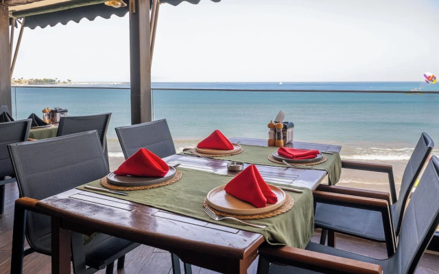 Tropic Beach Club Side