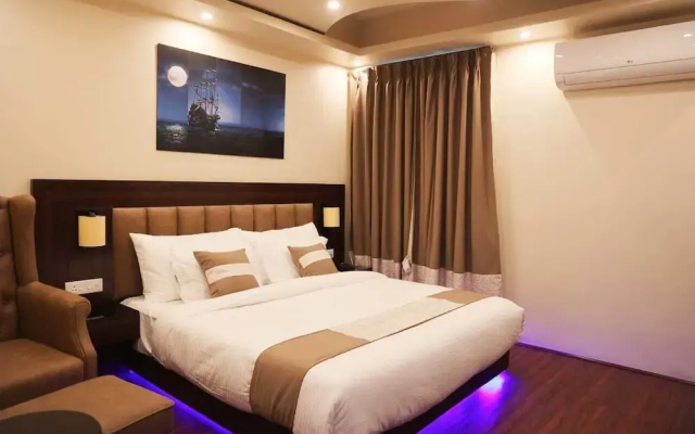Xcelsior Hotel And Spa