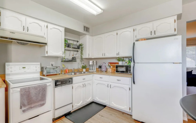 Walk to Conveniences: Tempe Condo w/ Pool!
