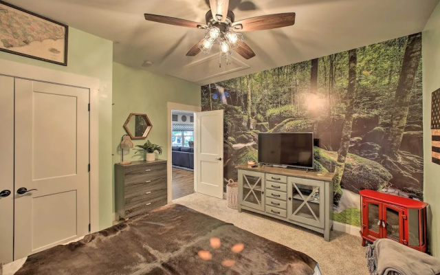 2 Mi to Downtown: Luxe Greenville Retreat!