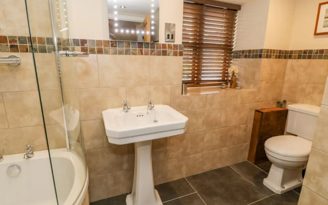 The Granary, Dee Valley Escape With hot tub