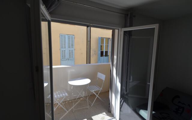 Apartment 4 persons with balcony near tramway Port of Nice district