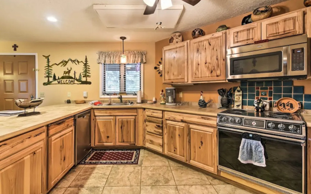 Mountain-view Angel Fire Condo: Walk to Skiing