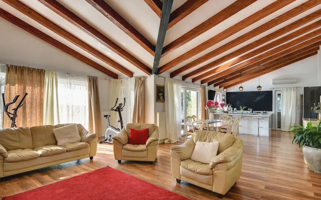 Villa with Swimming Pool, Volleyball Court & Hot Tub, near Rovinj