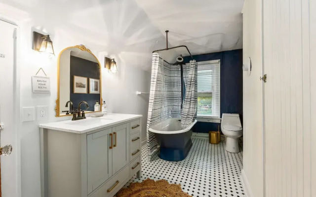 German Charm Suites Sleeps 8!