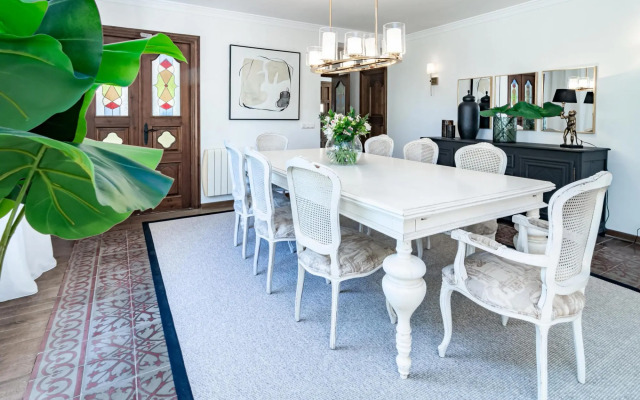 CLN- Spacious 6 bedroom villa next to beach