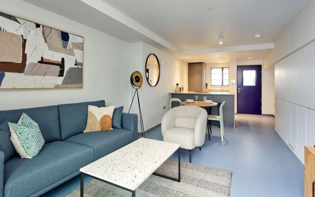 Striking One-bedroom Apartment Vibrant Poplar