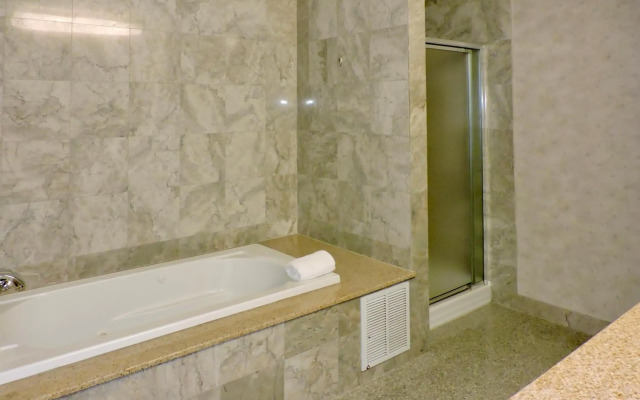 Marco LaGuardia Hotel & Suites