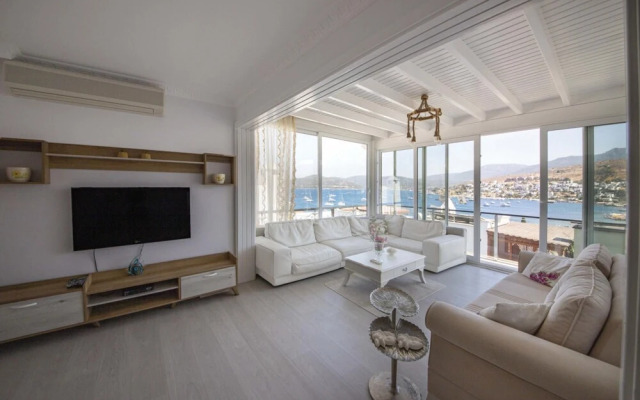 Seaside House With Mesmerizing View in Turkbuku
