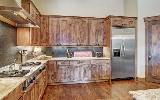 Lone Star Lodge 3 Bedroom Townhouse by RedAwning