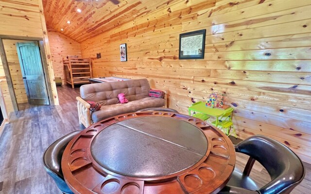 South Side Serenity 2 Bedroom Cabin by RedAwning