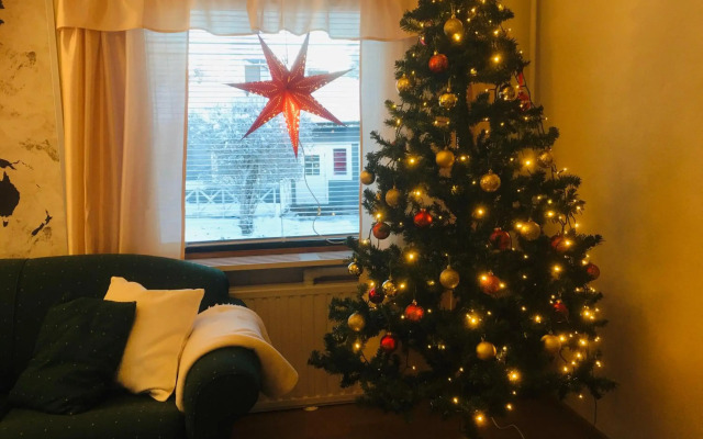 Tilava talo lähellä keskustaa