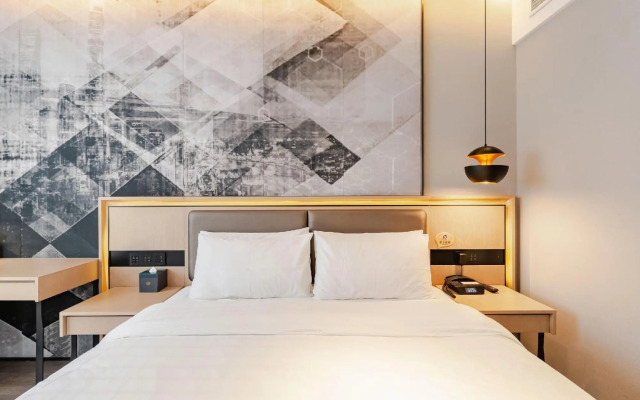 Wanhe Zhizhen Hotel (Shanghai Sun Moonlight Dapuqiao Subway Station)