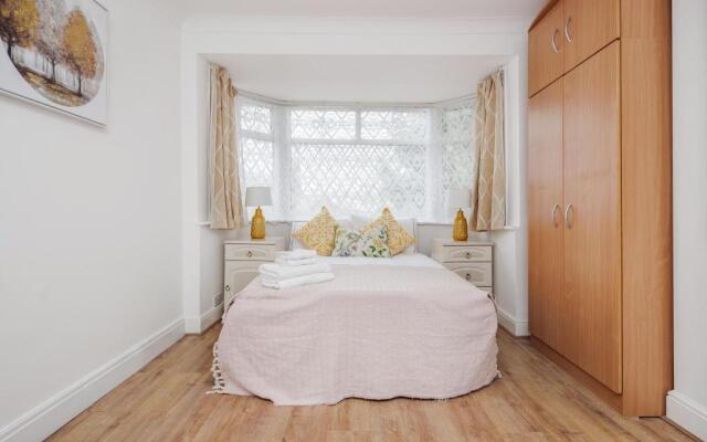 Lovely 4-bedroom House Near Romford Station