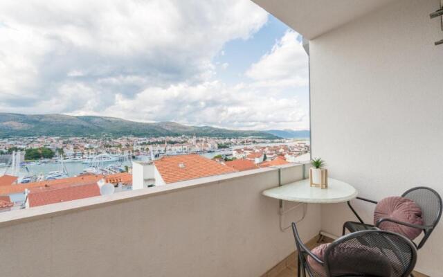 The best OLD TOWN view apartment, 5 min walk, parking (2+2)