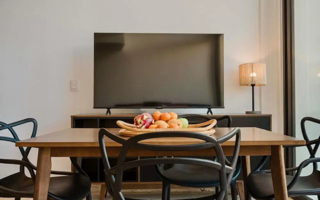 Mistiq Luxury Condo Min. from Everything