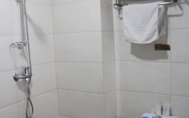 Zhouji Business Hotel (Urumqi Light Industry College) – Bathroom – Urumqi