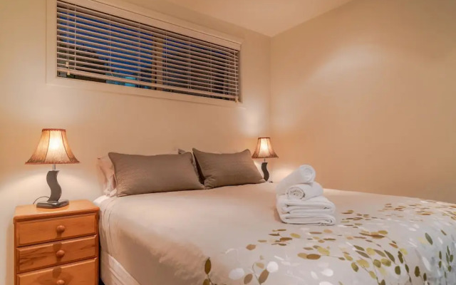 Birkenhead Super Cozy & Comfort Shared Room