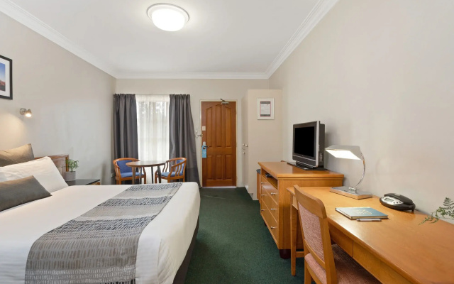 Coopers Colonial Motel
