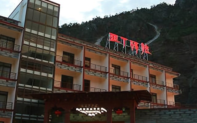 Yading Yizhan Hotel