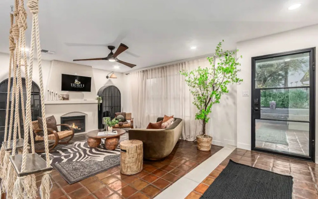 Solanova Designer Oasis With Cocktail Pool Theater