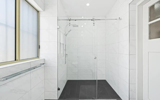 Burwood Lovely 2-bedroom Unit with Free parking