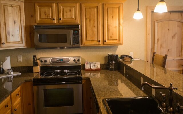 Enormous Condo with Stunning Mountain Views by RedAwning - Save 20% on 7+ Nights!