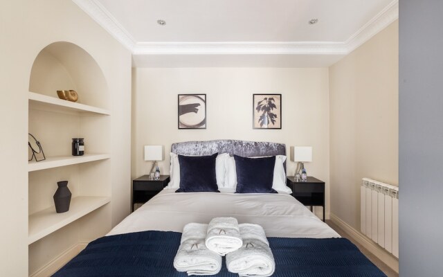 Elegant Double Bedroom In Belgravia