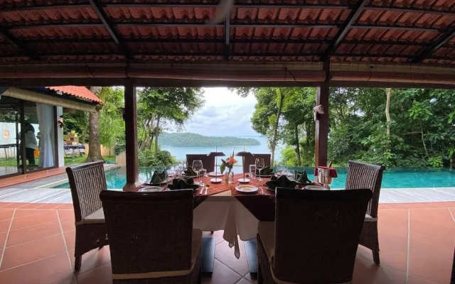 Ambong Pool Villas - Private Pool