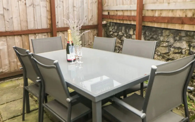 1 Knowleston House