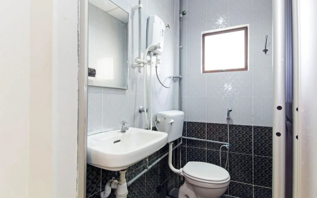 OYO 304 Zero Hour Hotel