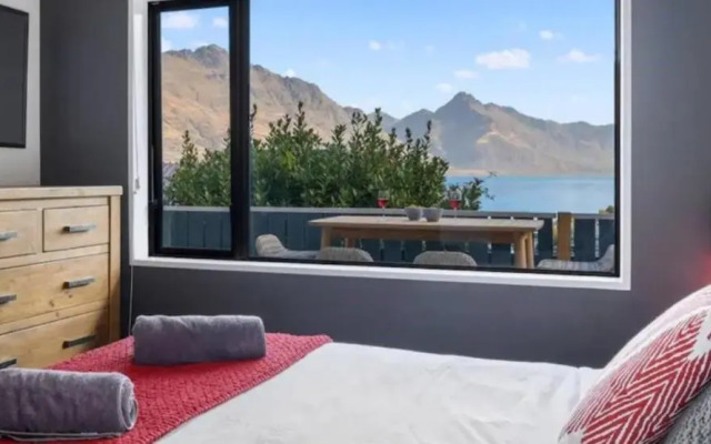 Fantastic Views, Close to Town 2 Bedroom Apartment