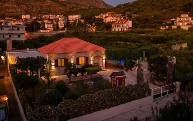 Beautiful Home in Dugi Rat With 3 Bedrooms, Wifi and Outdoor Swimming Pool