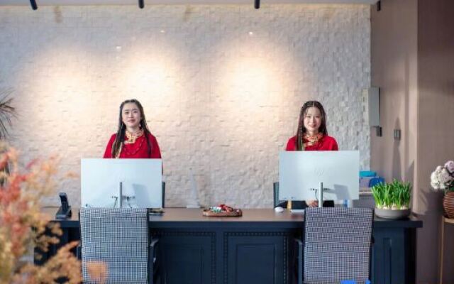 Wolian Huayin Hotel in Xinduqiao