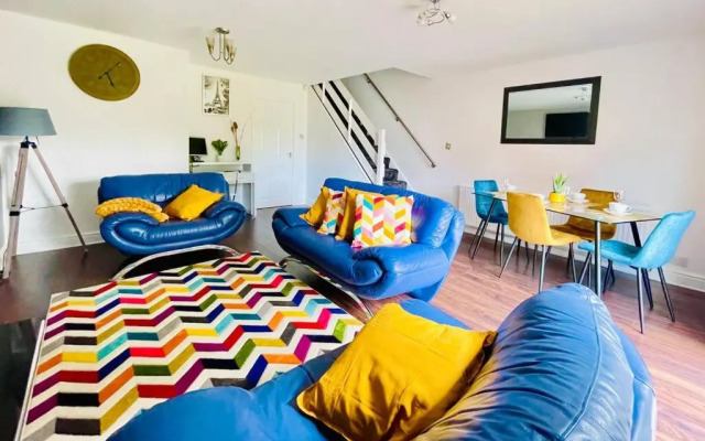 Mayfair Place - Cosy 3 Bedroom House with Free Parking