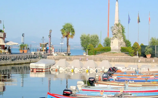 Amazing Holiday Home With Alluring Lake-view