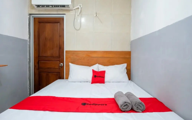 RedDoorz @ AVA Guesthouse Pucang Anom Timur