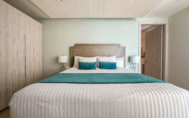 Paradise Found Luxe 2BR Condo in Iconic Location