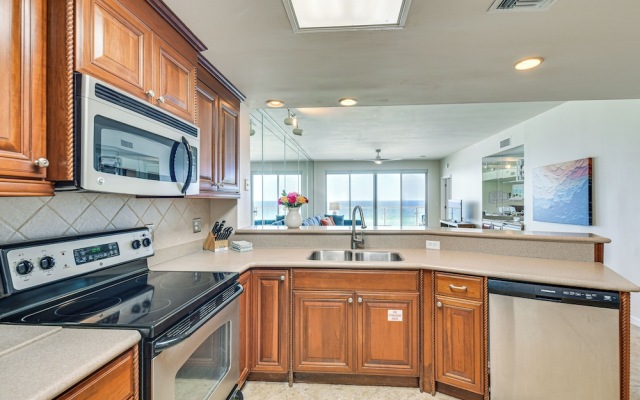 Oceanfront Destin Condo With Pool & Beach Access