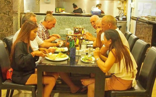 Maleez Lodge Hotel and Restaurant