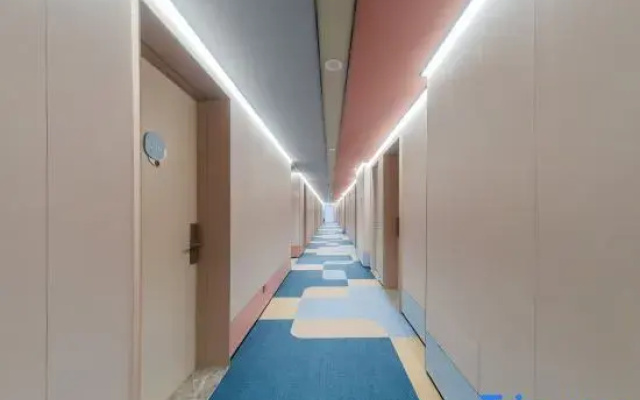 HanTing Hotel (Xiangyang Gucheng Yufeng Century Plaza)