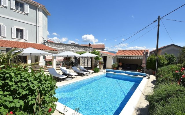 Cozy Apartment in Novi Vinodolski With a Swimming Pool