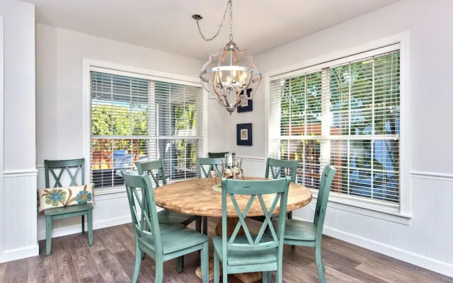 Sardinia Vacation Rental: Delightful Coastal Home near Vanderbilt Beach. Relax in a Private Pool and Spacious 4-BR Retreat with Modern Amenities. Ideal for Families. Minutes from Mercato and Local Attractions