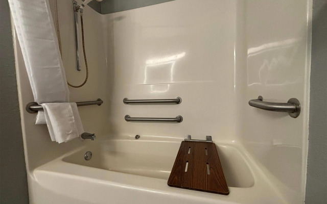 AmericInn by Wyndham Galesburg