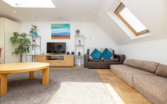 JOIVY Quiet Mews Street Apartment in the Heart of Edinburgh