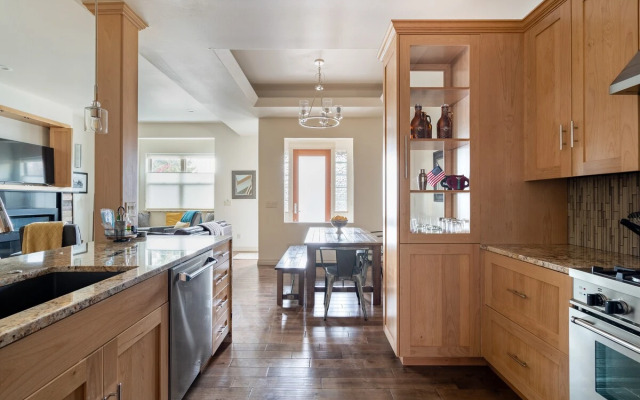 Rooftop Deck Walk to River Downtown Fire pit