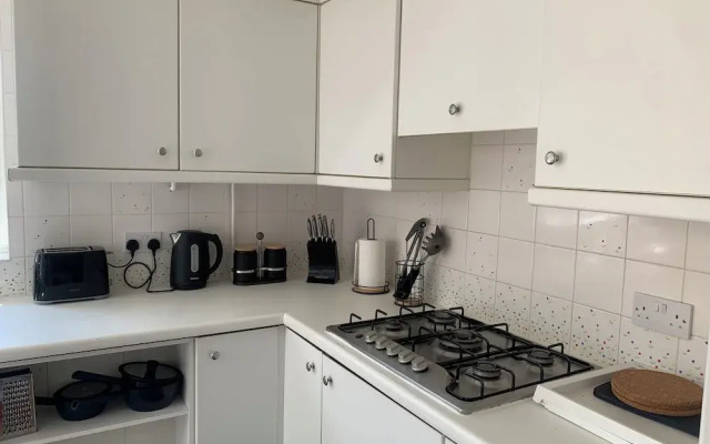 3 Bedroom Cozy House in Reading